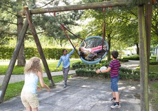 Nestschaukel auf dem Klinikspielplatz