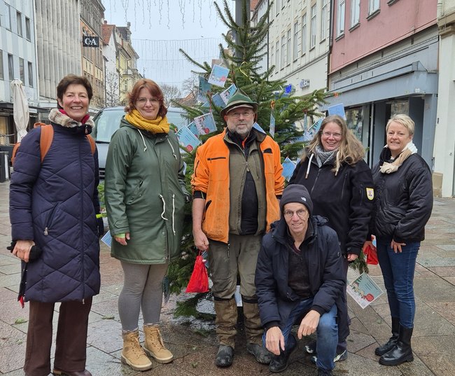 An der Wunschbaumaktion beteiligte vor dem Wunschbaum in der Göttingen Innenstadt(Flügelschlag).