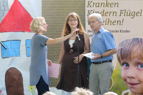 Claudia Ehrenreich (Schulleiterin Mittelbergschule Hetjershausen), Annett Döring (Vorstand Flügelschlag e.V.) und Uwe Bretthauer (Vorstand Flügelschlag e.V.) bei der Spendenübergabe. Claudia Ehrenreich (Schulleiterin Mittelbergschule Hetjershausen), Annett Döring (Vorstand Flügelschlag e.V.) und Uwe Bretthauer (Vorstand Flügelschlag e.V.) bei der Spendenübergabe.